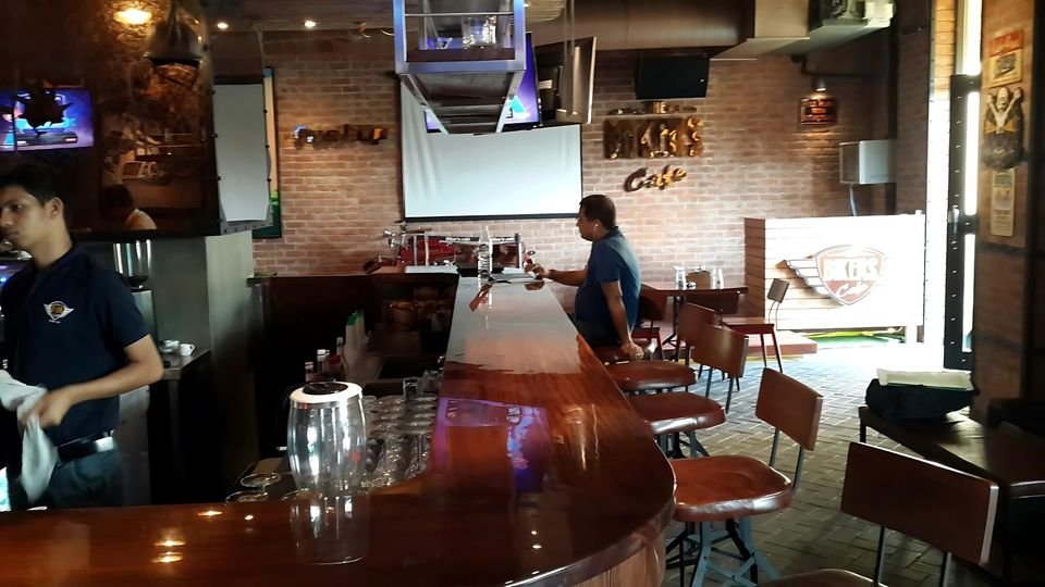 Café-bar counter with exposed brick and stools