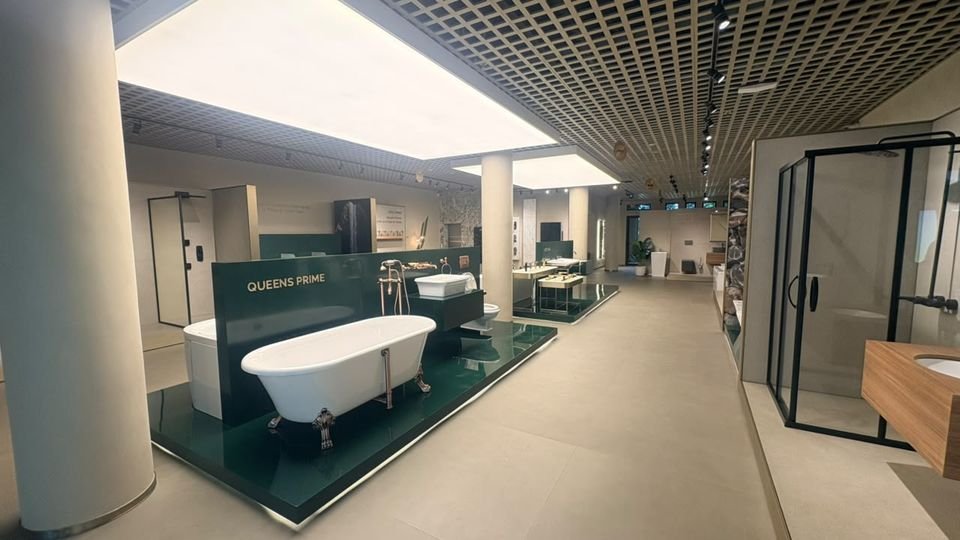 Queens Prime clawfoot bath. A clawfoot bath, vessel basin and period-style fittings on the Queens Prime display.