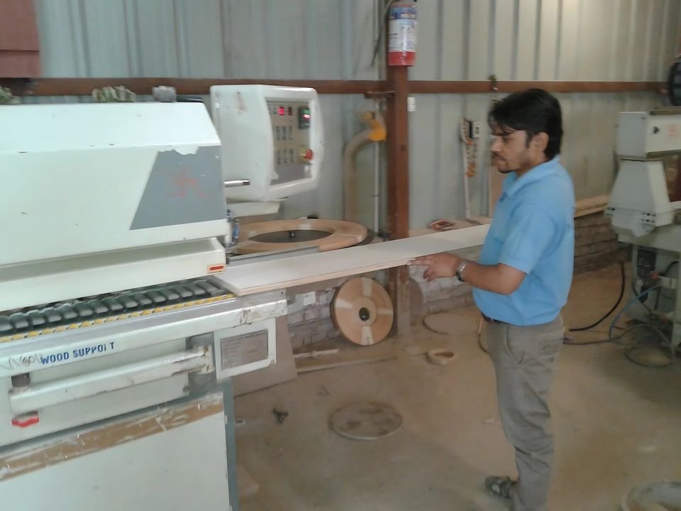 Feeding a panel through the edge-banding machine