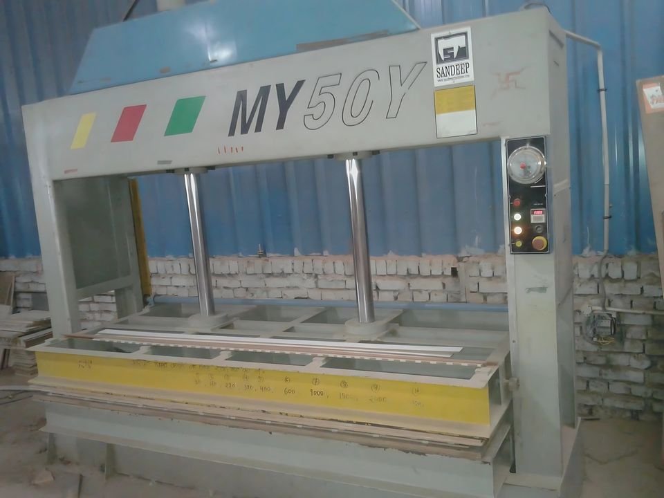 Hydraulic press for laminating panels