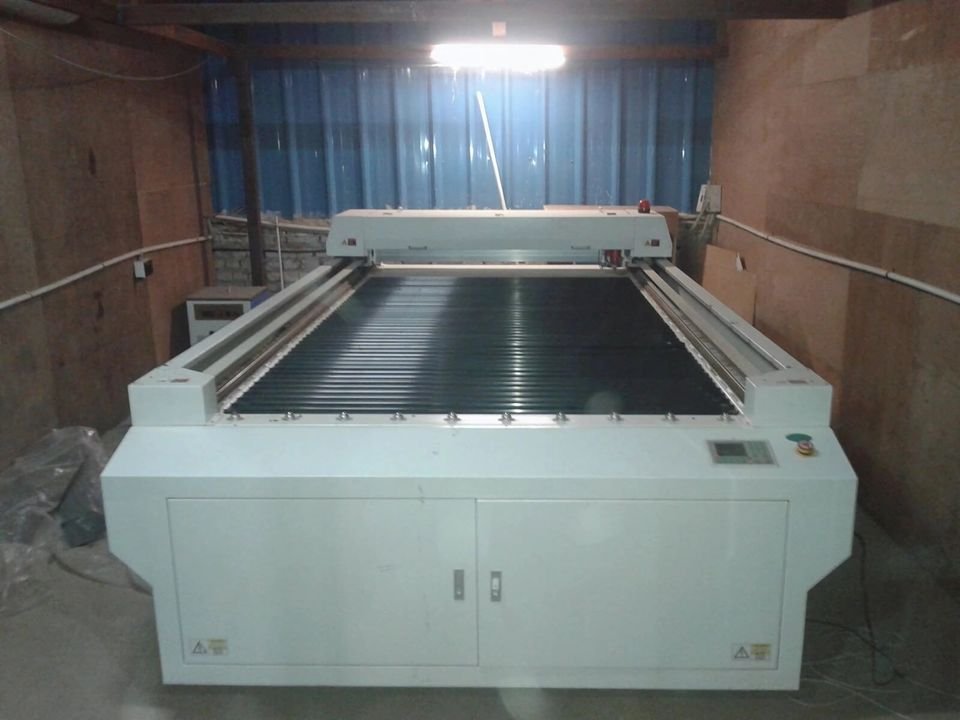 Large-format laser cutting and engraving machine